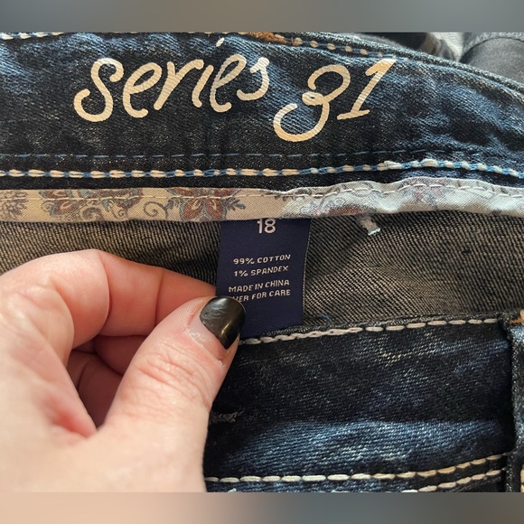 Maurices. Series 31 Flare Jeans, 18 Regular fit - Picture 2 of 3